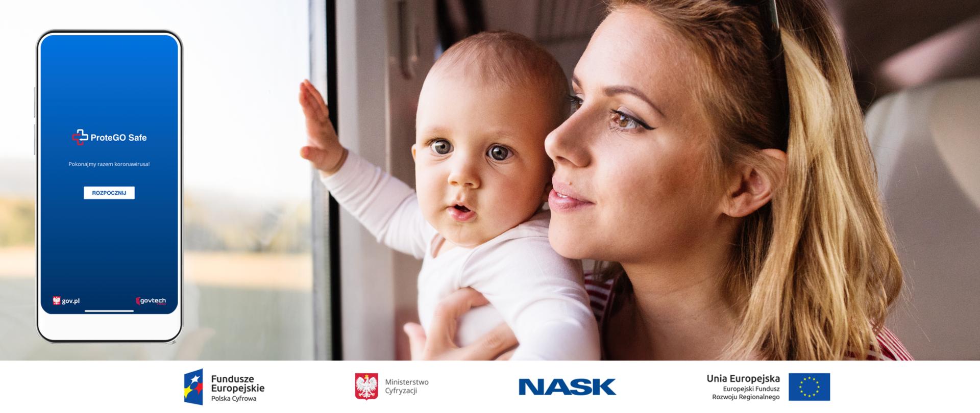 Zdjęcie młodej mamy z maleńkim dzieckiem w podróży. Wyglądają uśmiechnięci przez okno. Obok zdjęcie telefonu, na którym wyświetla się okno aplikacji ProteGO Safe.