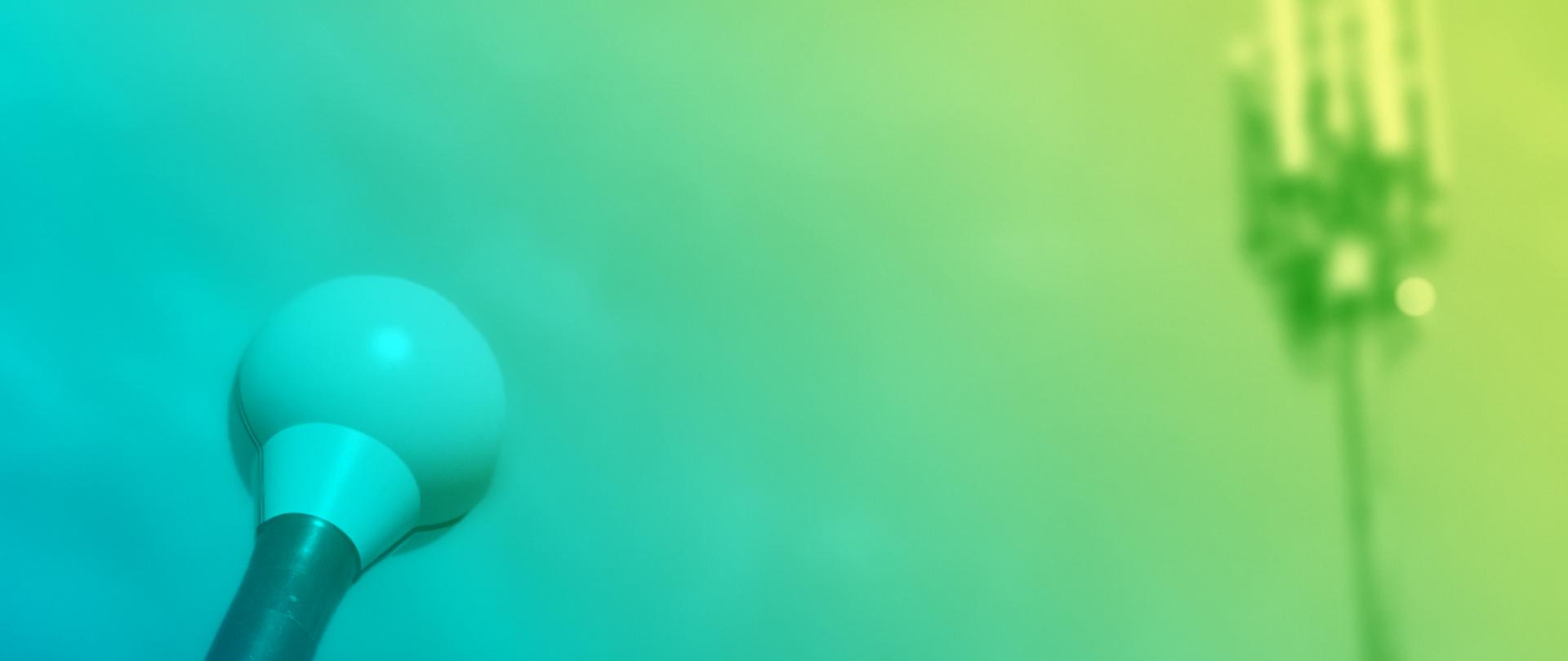 Na zdjęciu widoczne jest urządzenie do pomiarów PEM oraz antena sieci komórkowej. 