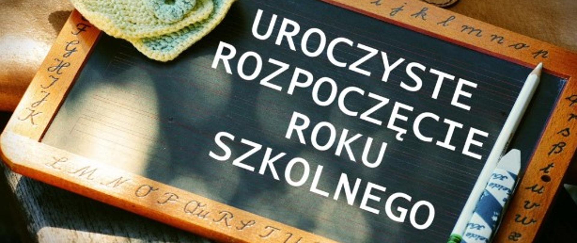 Zdjęcie - tabliczka z napisem uroczyste rozpoczęcie roku szkolnego