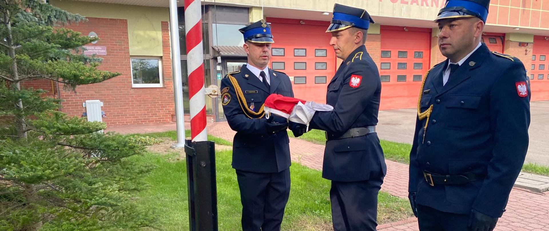 Zawieszanie flagi przez poczet flagowy