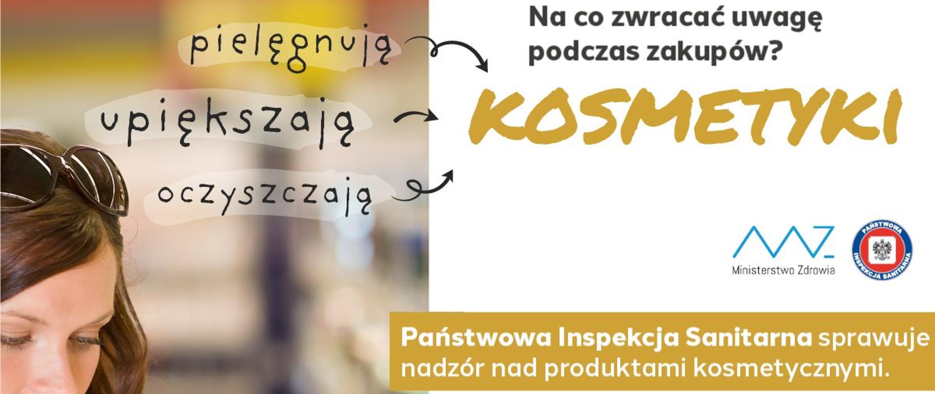 Osoba czytająca etykietę na buteleczce kosmetyku