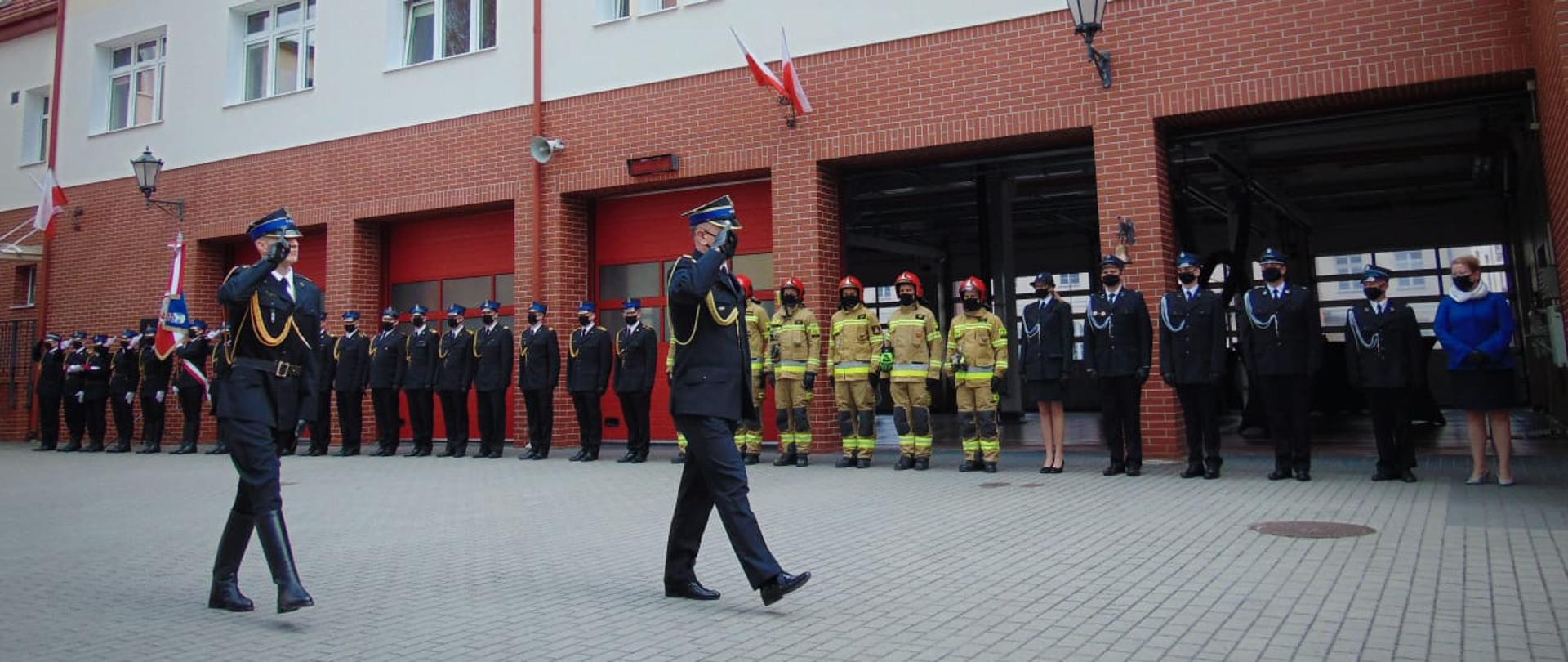 przegląd pododdziałów, komendant maszeruje przed pododdziałami oddając honor, za nim podąża dowódca uroczystości