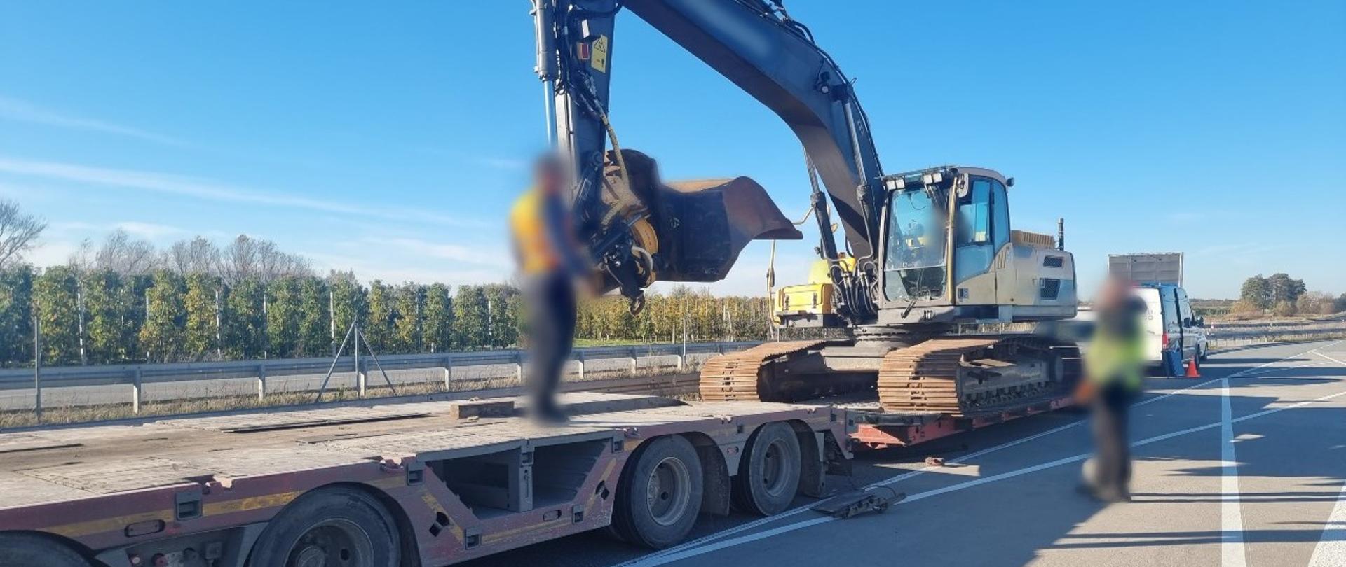 Wstrzymany transport nienormatywny przez patrol mazowieckiej Inspekcji Transportu Drogowego. Koparka gąsienicowa musiała zostać przeładowana na naczepę o większej liczbie osi.