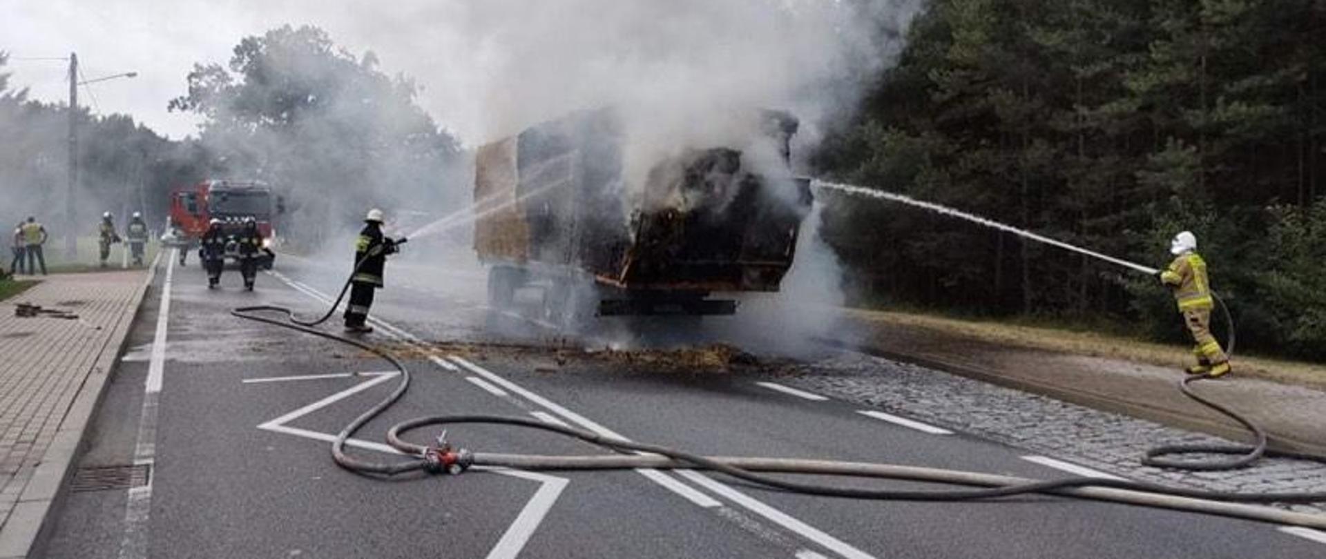 Pożar przyczepy przewożącej bele słomy na DK 39 w pobliżu miejscowości Rogalice