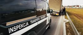 Ciężarówka skontrolowana przez inspektorów podlaskiej Inspekcji Transportu Drogowego na obwodnicy Białegostoku. W centrum zatrzymany samochód ciężarowy. Z jego kierowcą rozmawia inspektor ITD. Na pierwszym planie po lewej furgon ITD.