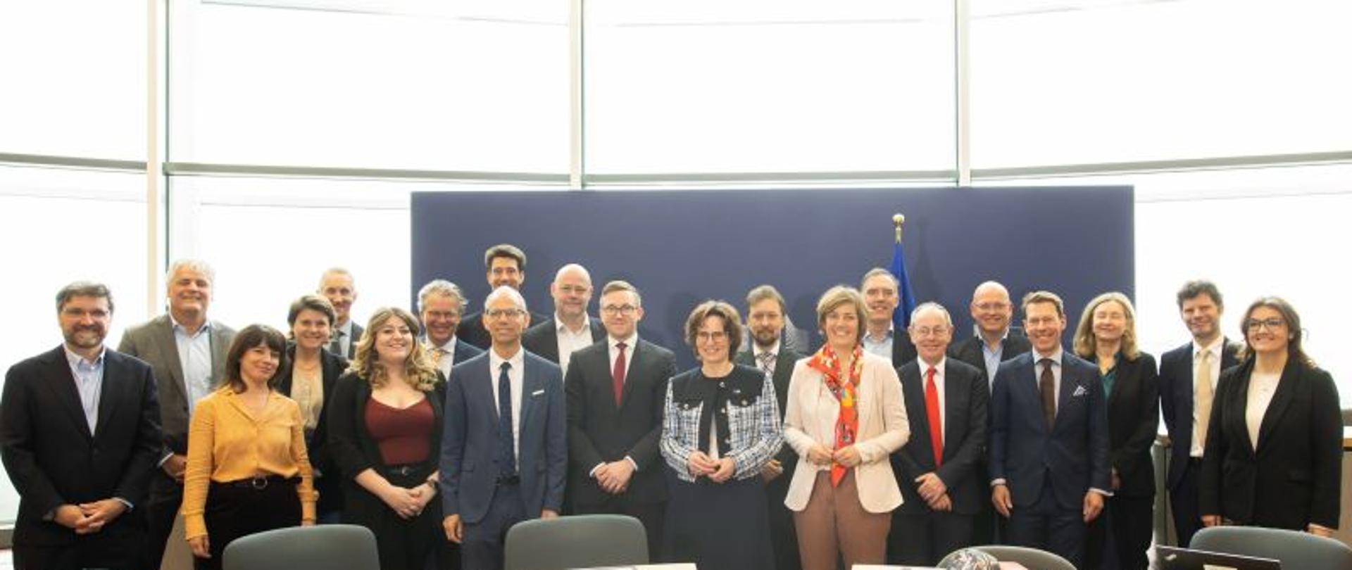 10 kwietnia 2025 r. w Brukseli odbył się Dialog Wdrożeniowy - Implementation Dialogue on Environmental Assessments and Permitting. Na zaproszenie Komisarz UE – Jessiki Roswall (Environment, Water Resilience and a Competetive Circural Economy) w spotkaniu wziął udział Piotr Otawski Generalny, Dyrektor Ochrony Środowiska.