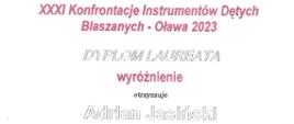 Skan dyplomu wydanego Adrianowi Jasińskiemu, uczniowi klasy puzonu Jakuba Curzydło. Adrian otrzymał wyróżnienie. Na dyplomie podpisy jury.