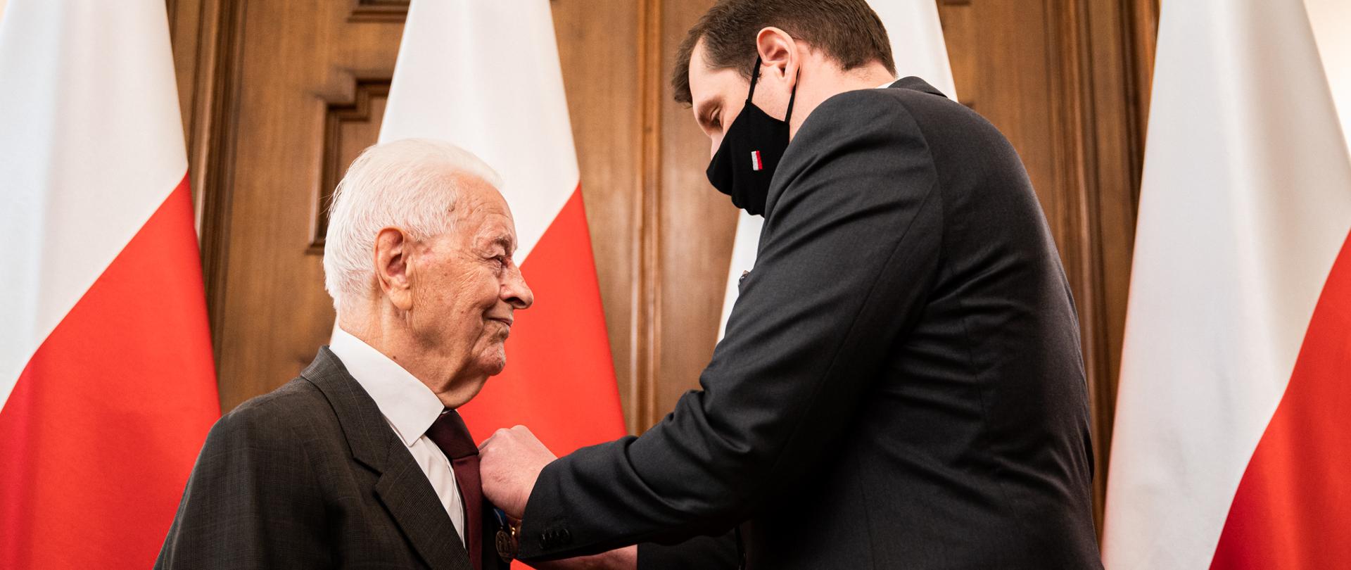 Wojewoda łódzki Tobiasz Bocheński wręcza wyróżnienie Marianowi Papisowi