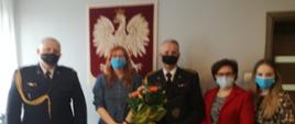 Funkcjonariusz w towarzystwie Komendanta oraz v-ce starosty Małgorzaty Sameć oraz pracownikami powiatowego zespołu zarządzania kryzysowego. 
