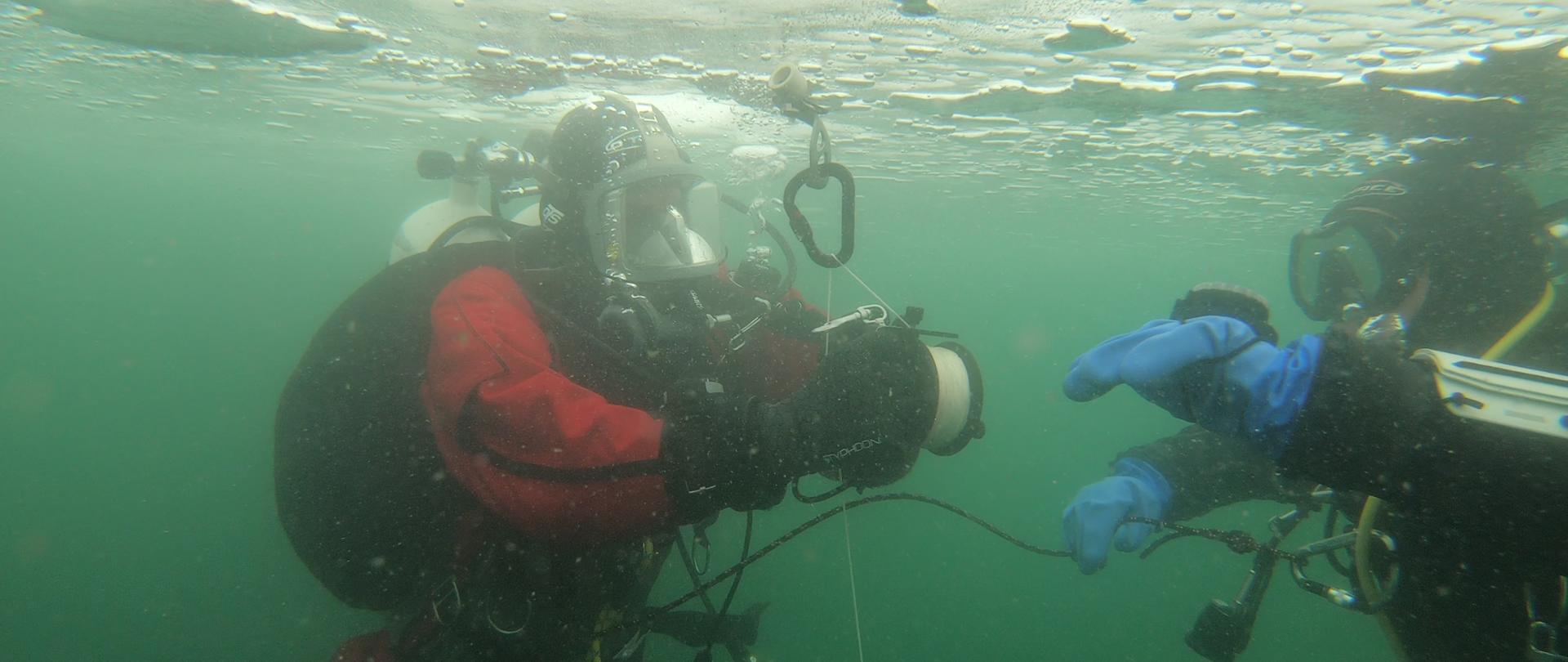 Na zdjęciu widać dwóch nurków w trakcie szkolenie podlodowego
