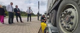 Szef Inspekcji Transportu Drogowego Artur Czapiewski i Wojewoda Mazowiecki Mariusz Frankowski przyjrzeli się pracy inspektorów. W punkcie kontrolnym prowadzono szczegółowe kontrole stanu technicznego pojazdów z użyciem Mobilnej Jednostki Diagnostycznej.