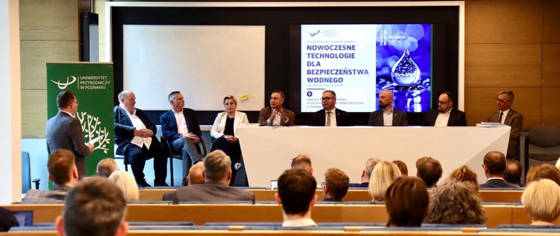 Debata podczas konferencji pn. "Nowoczesne technologie dla bezpieczeństwa wodnego"