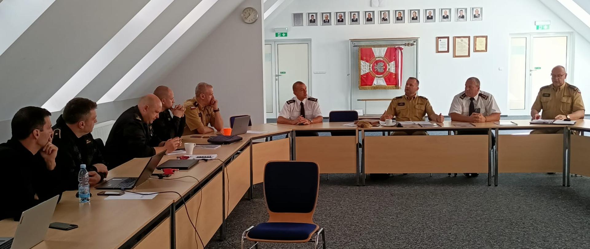 Mężczyźni obradują przy stole