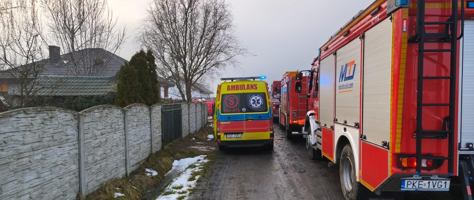 Widoczne miejsce zdarzenia oraz pojazdy służb ratowniczych.