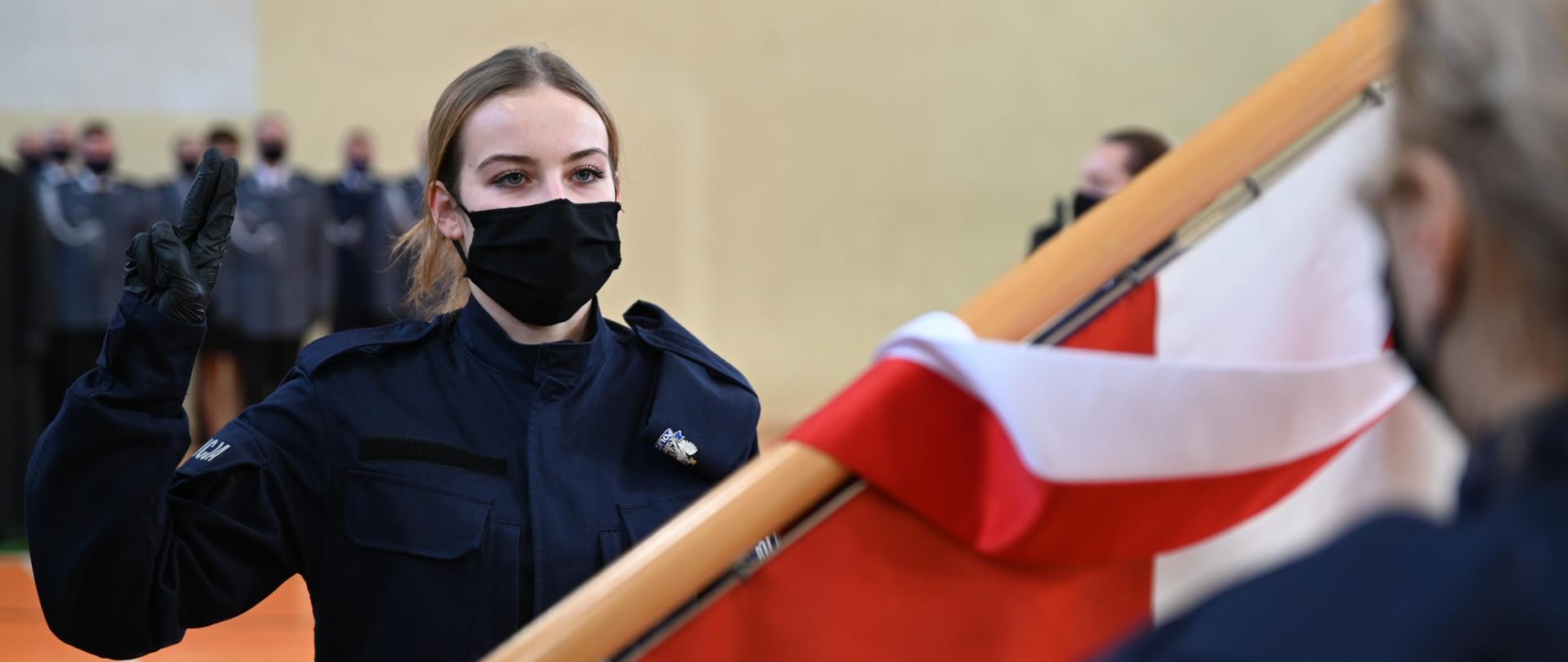 Nowi funkcjonariusze wypowiadają rotę ślubowania