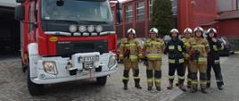 Inspekcje gotowości operacyjnej jednostek ochrony przeciwpożarowej z terenu powiatu brzeskiego - zdjęcie przedstawia strażaków podczas inspekcji obok ustawiony jest samochód gaśniczy