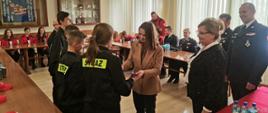 Na zdjęciu wręczanie promes na zakup sprzętu i wyposażenia osobistego dla członków Młodzieżowych Drużyn Pożarniczych z powiatu przemyskiego