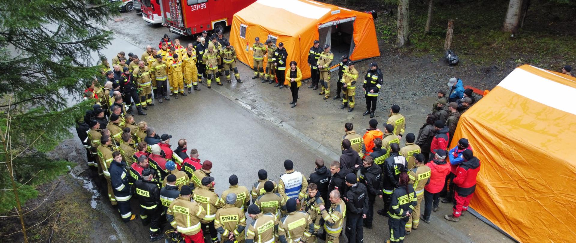 Zbiórka całości na podsumowaniu ćwiczeń przed namiotami sztabu