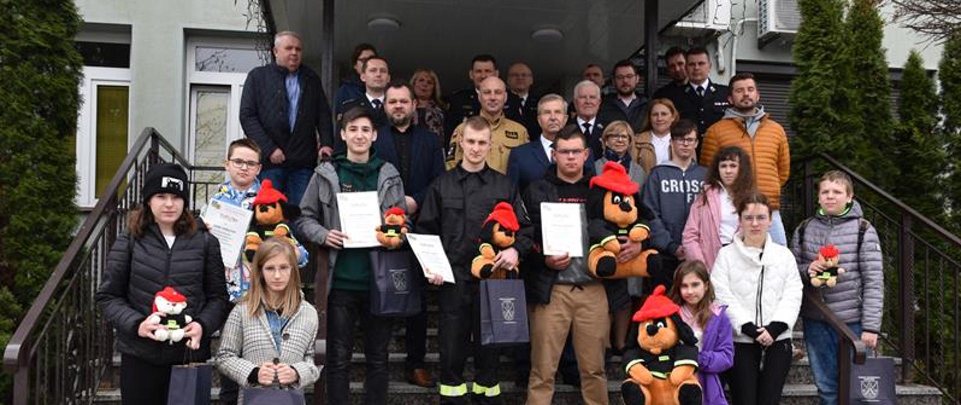 Zdjęcie grupowe z Ogólnopolskiego Turnieju Wiedzy Pożarniczej pod hasłem „Młodzież zapobiega pożarom