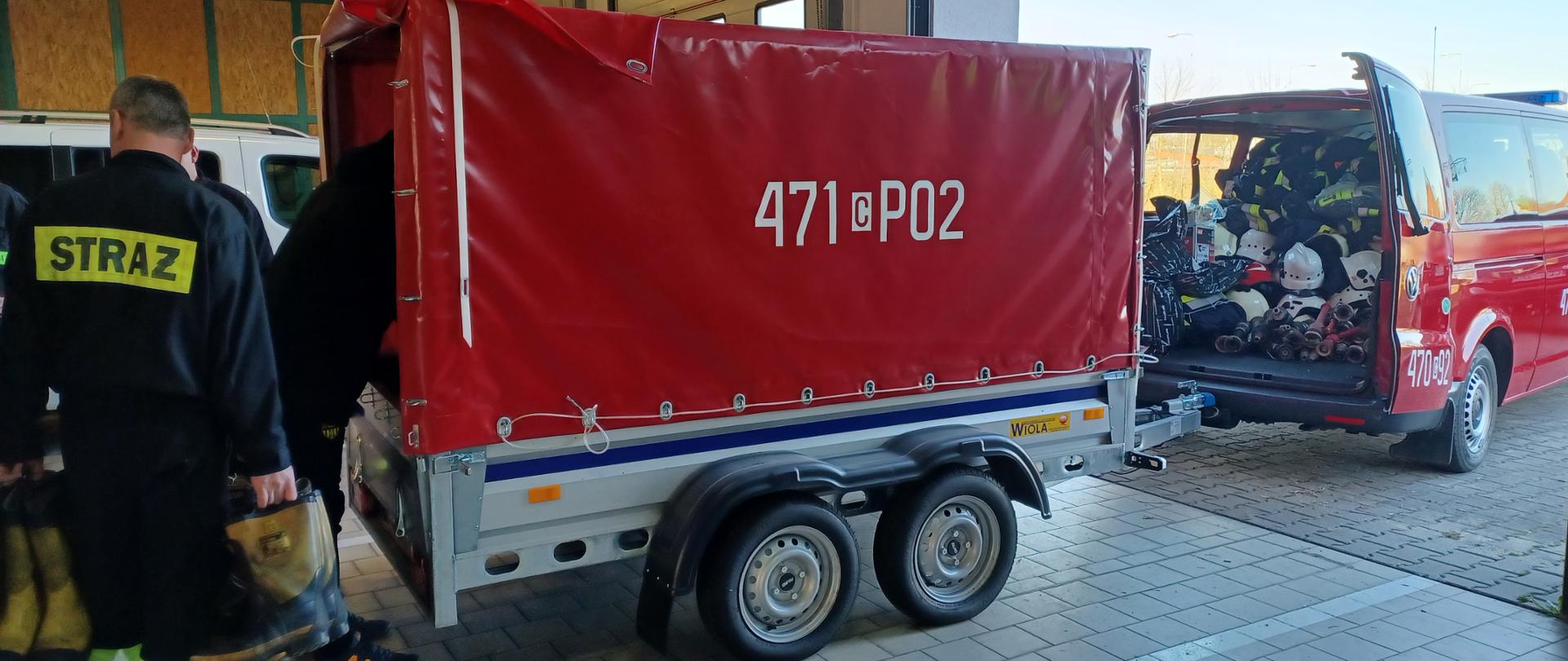 Na zdjęciu załadunek sprzętu do przekazania