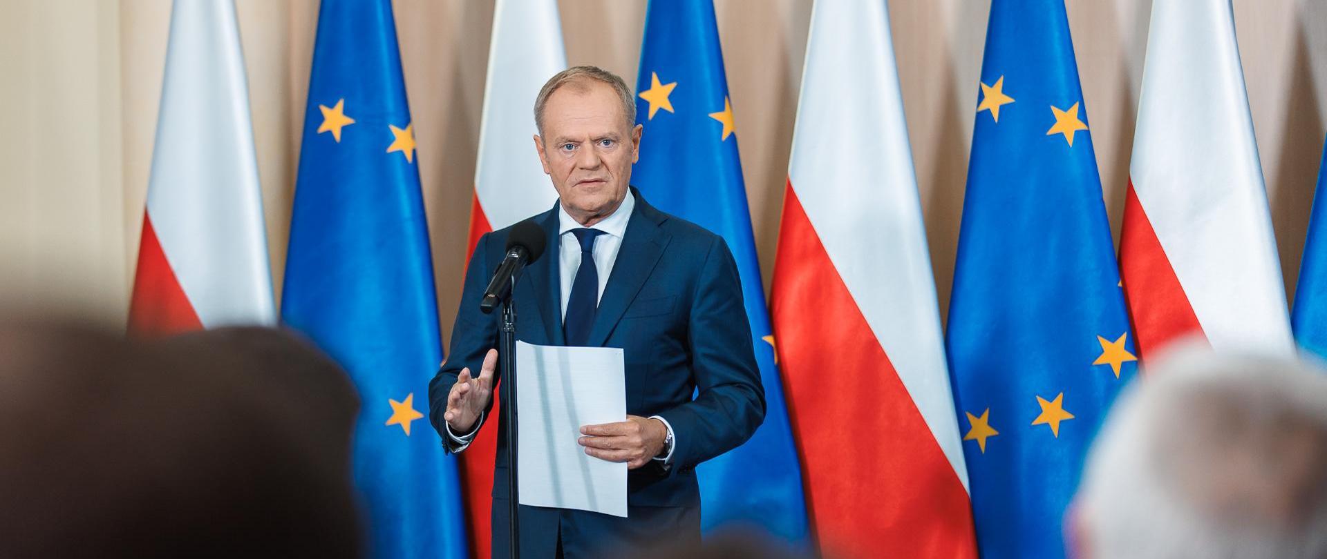 Premier Donald Tusk podczas konferencji prasowej.