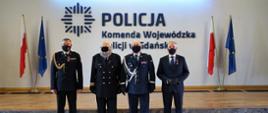 Pomorski komendant wojewódzki Państwowej Straży Pożarnej, przewodniczący Konwentu Morskiego, komendant wojewódzki Policji w Gdańsku oraz wojewoda pomorski stoją na tle baneru Policji.
