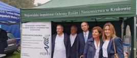 Stoisko Wojewódzkiego Inspektoratu Ochrony Roślin i Nasiennictwa, na zdjęciu trzech mężczyzn i dwie kobiety oraz namiot i baner Wojewódzkiego Inspektoratu Ochrony Roślin i Nasiennictwa w Krakowie