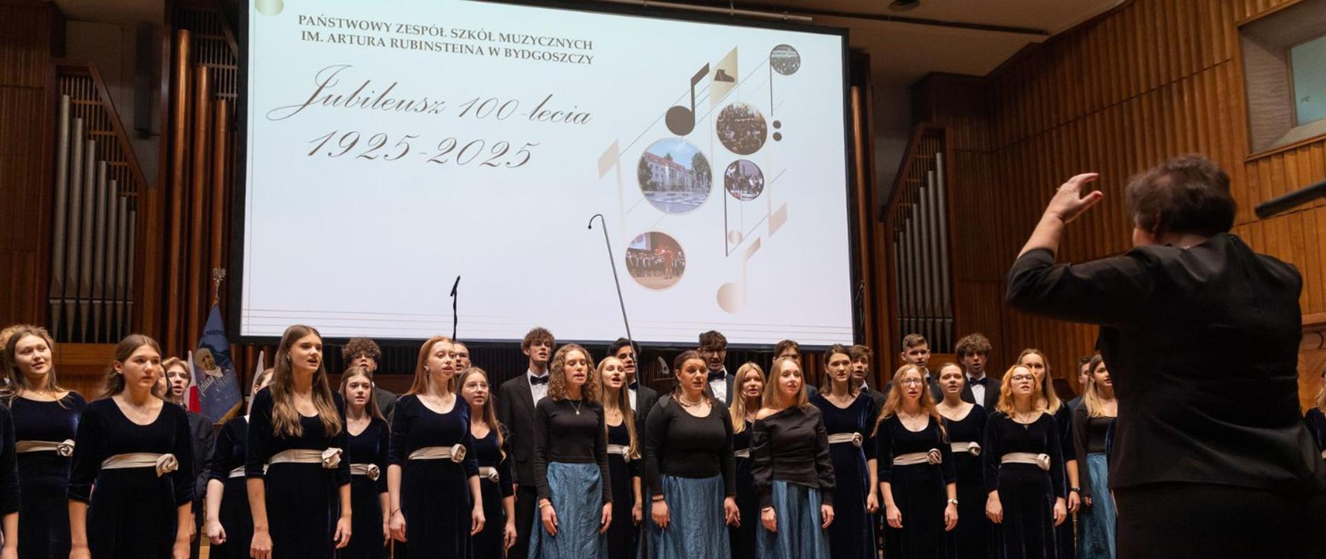 Chór na scenie podczas 100-lecia Zespołu Szkół Muzycznych im. Artura Rubinsteina w Bydgoszczy