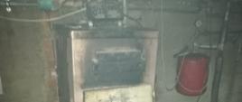 Na zdjęciu widoczny kocioł centralnego ogrzewania i spalony osprzęt.