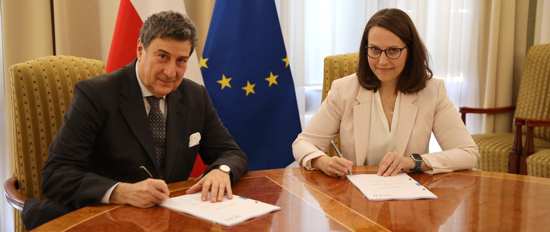Minister Finansów Magdalena Rzeczkowska podpisuje dokumenty z Gubernatorem Banku Rozwoju Radu Europy Carlo Monticellim