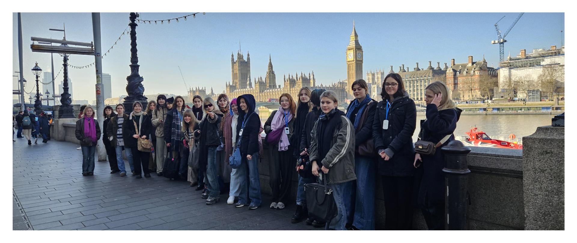 Uczniowie PLSP wraz z opiekunami podczas wycieczki zagranicznej do Londynu.