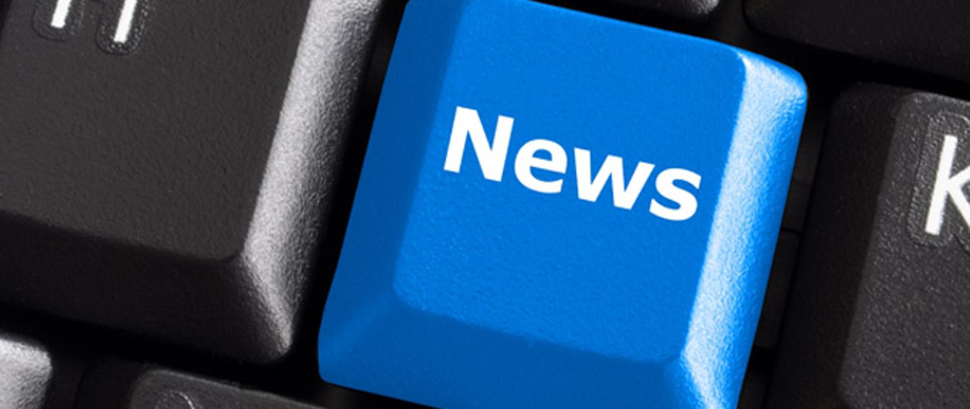 zdjęcie pokazujące wycinek klawiatury komputerowej na którym jeden przycisk jest niebieski z napisem "news" symbolizujący najnowsze wiadomosci. 