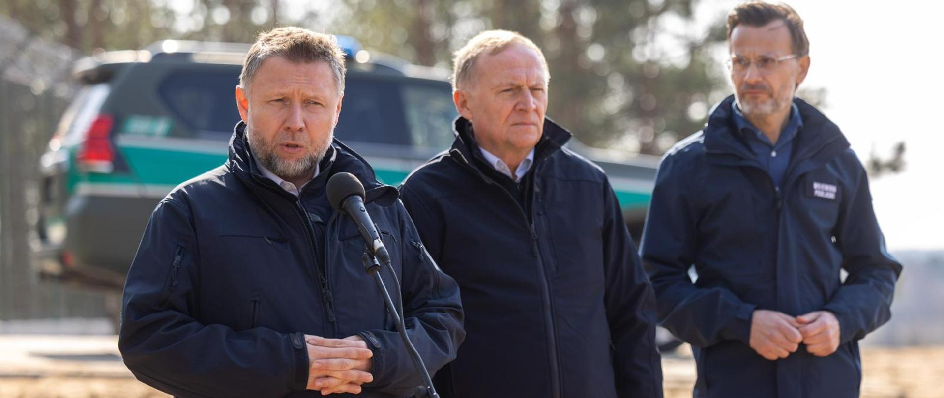 Ministrowie Marcin Kierwiński i Czesław Mroczek oraz wojewoda Jacek Brzozowski z wizytą na granicy polsko-białoruskiej 