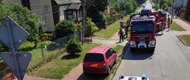 Widok na akcję gaśniczą podczas pożaru budynku mieszkalnego. 
