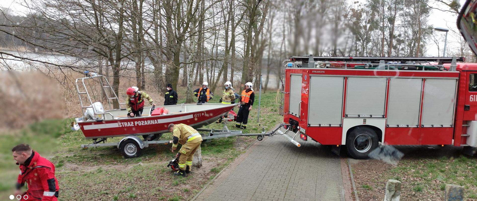 Dryfująca barka na jeziorze Raczyńskim