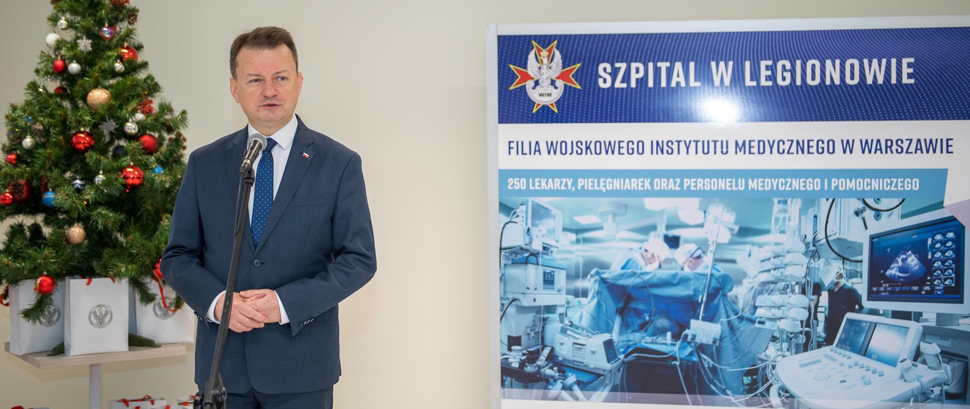 wicepremier Mariusz Błaszczak podczas spotkania z personelem szpitala wojskowego w Legionowie