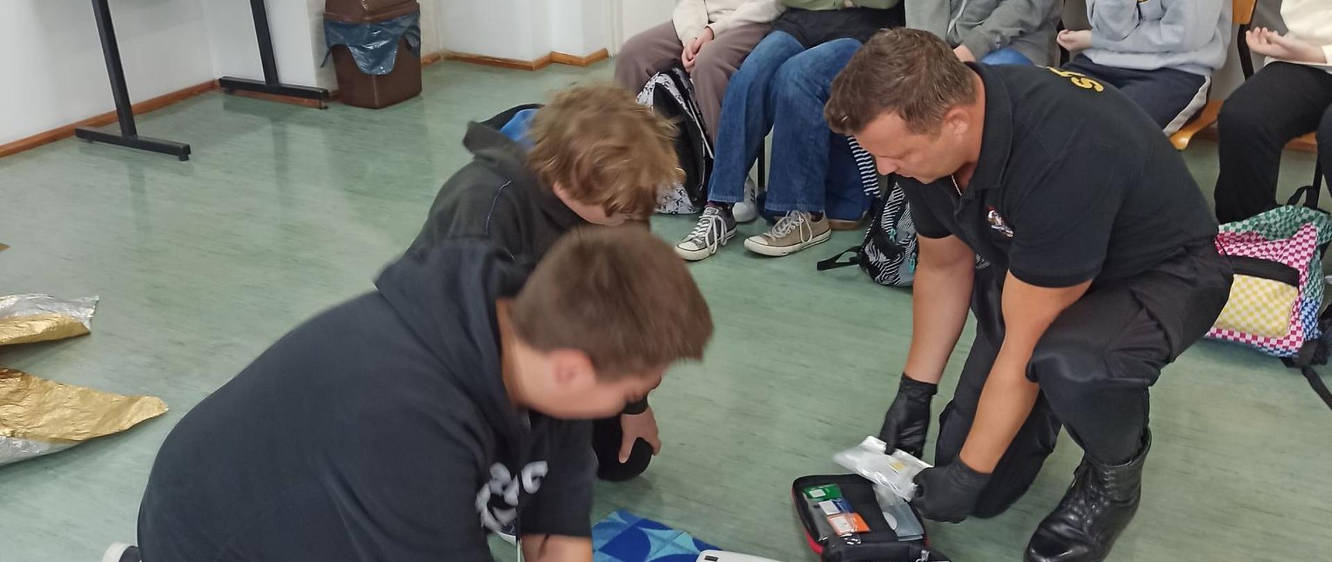 Pokaz z zakresu udzielania pierwszej pomocy przedmedycznej w Szkole Podstawowej w Trzciannem.