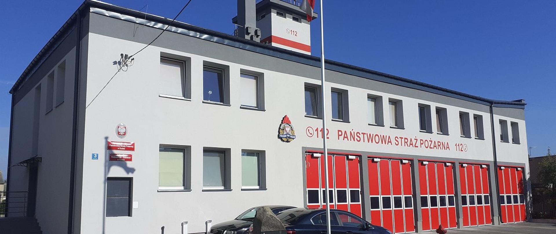 Na zdjęciu widoczny jest budynek Komendy Powiatowej Państwowej Straży Pożarnej w Kolnie od strony ulicy Strażackiej