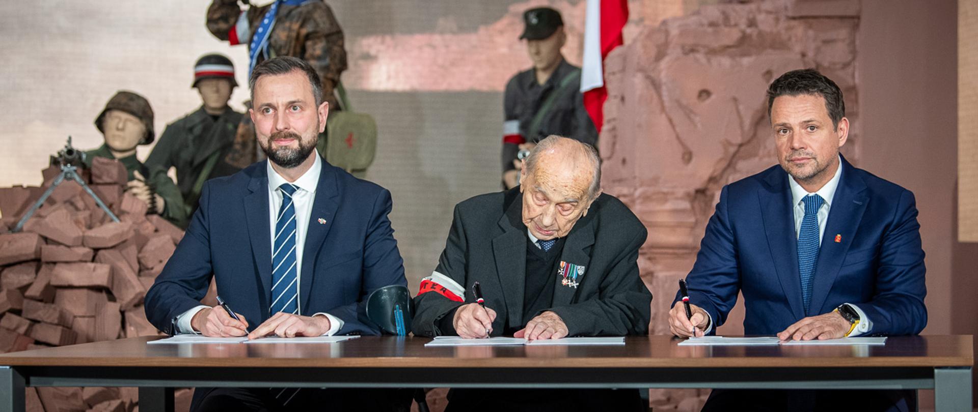 2 lutego 2024 r. w Warszawie, w sali Powstania Warszawskiego Muzeum Wojska Polskiego (Cytadela Warszawska), Władysław Kosiniak-Kamysz, wicepremier - minister obrony narodowej, sekretarz stanu w MON Cezary Tomczyk oraz Prezydent m. st. Warszawy Rafał Trzaskowski wzięli udział w spotkaniu z powstańcami z okazji 80. rocznicy wybuchu Powstania Warszawskiego.