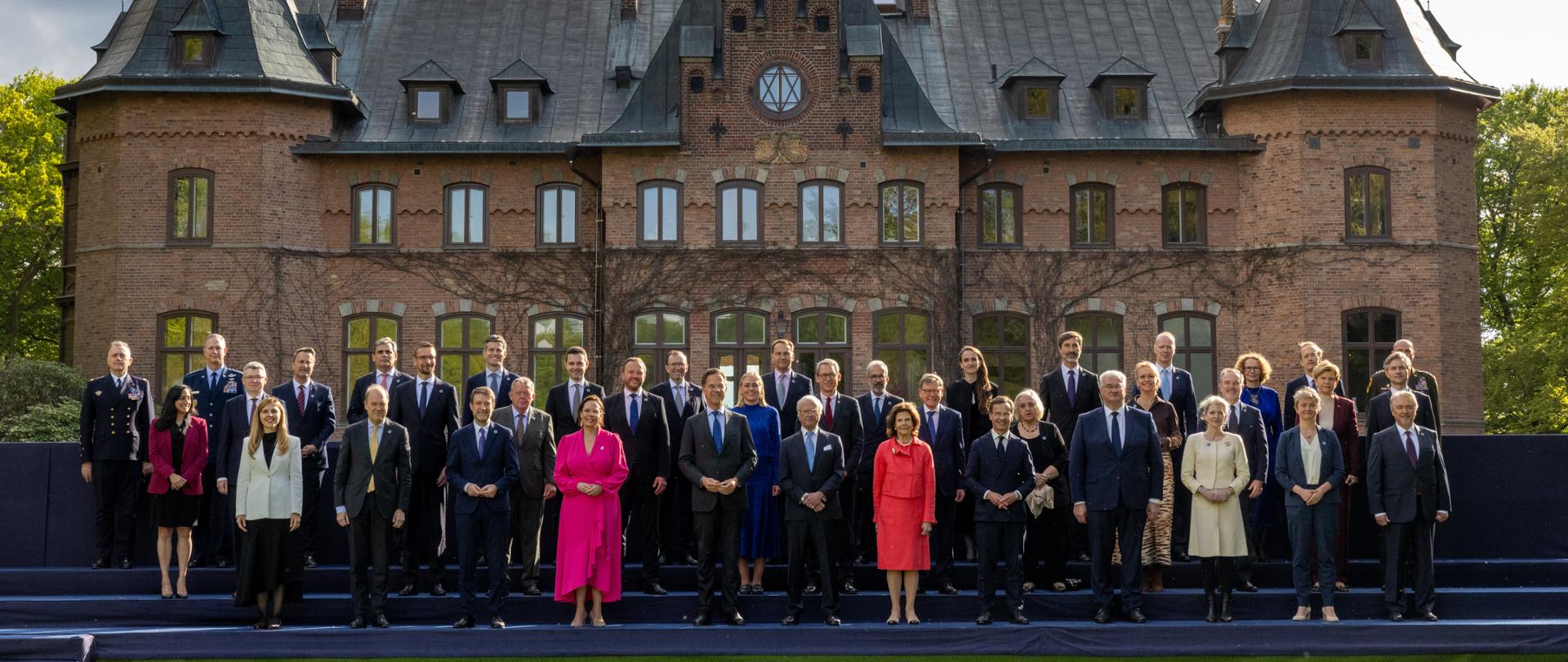 Ministrowie spraw zagranicznych NATO stoją na tle zamku w Helsingborgu
