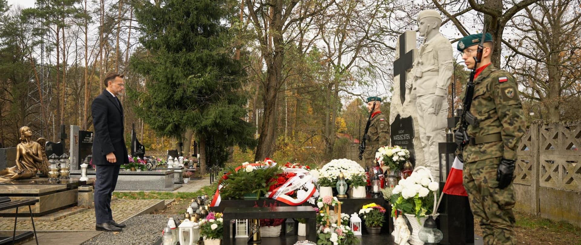 Wojewoda Jacek Brzozowski złożył kwiaty na grobach osób zasłużonych dla Polski i regionu - wojskowych, duchownych, urzędników i społeczników oraz ludzi nauki i kultury