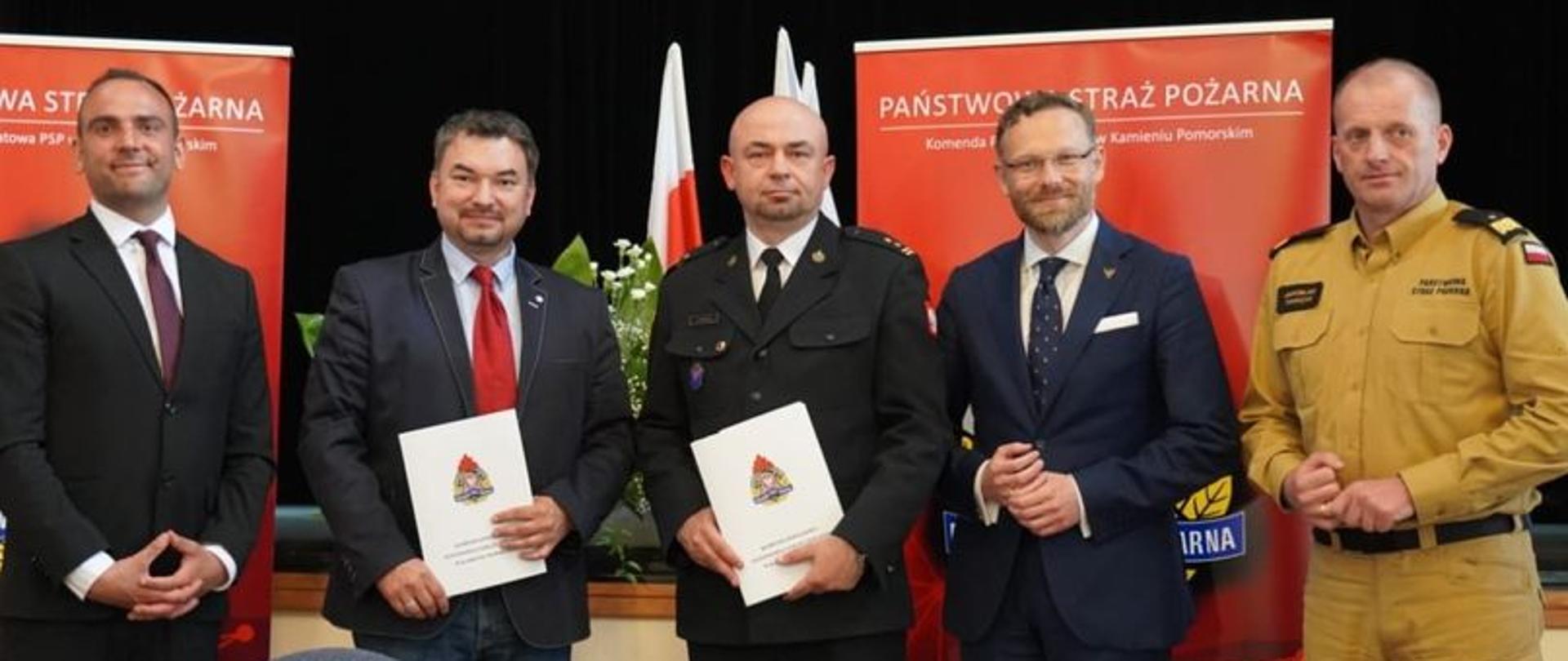 Przedstawiciele służb oraz urzędu wojewódzkiego po podpisaniu umowy.