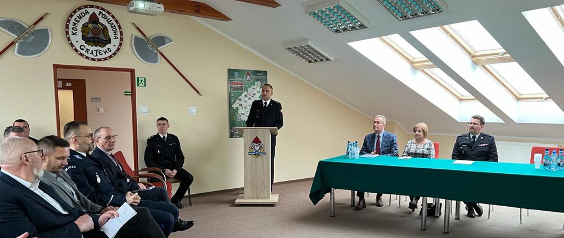 P.o. Komendanta Powiatowego Państwowej Straży Pożarnej w Grajewie st. kpt. Jarosław Szeszko, który wita przybyłych gości oraz funkcjonariuszy i pracowników komendy.