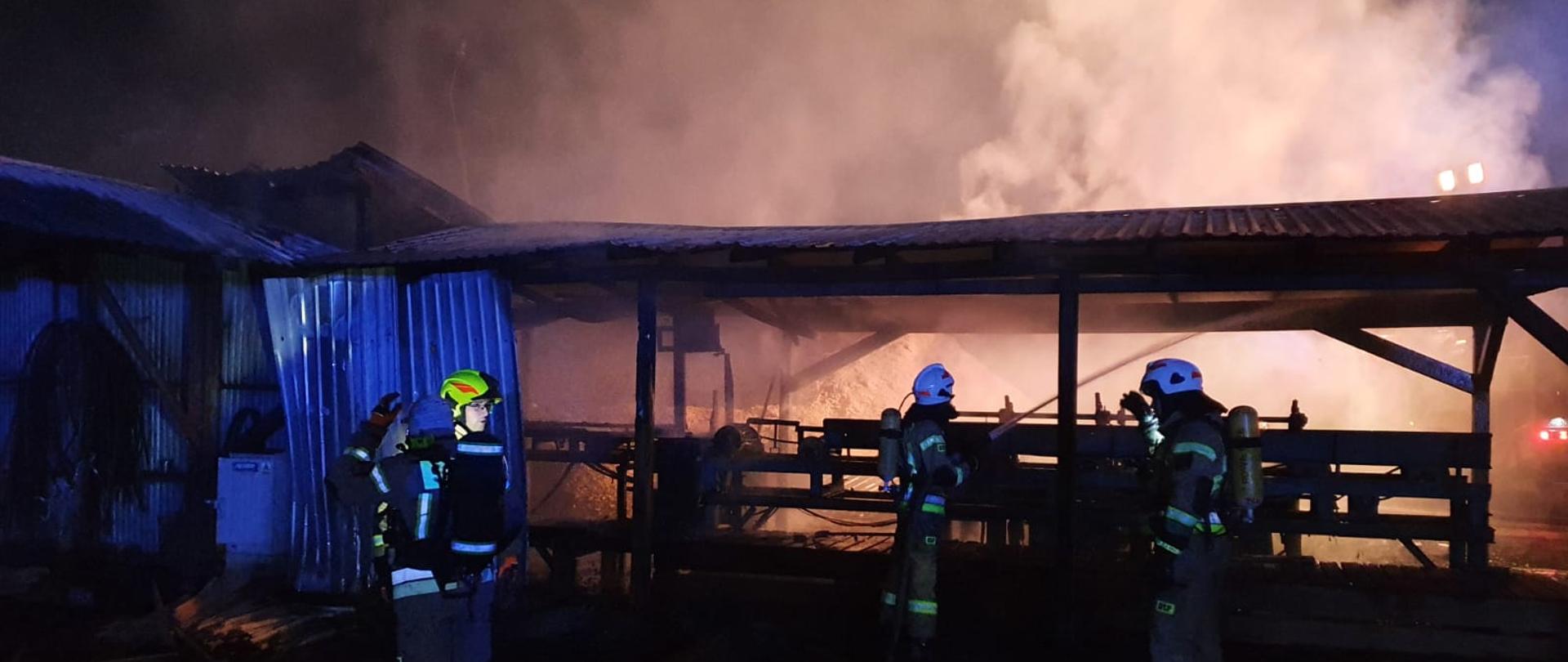 Zdjęcie przedstawia strażaków podczas działań ratowniczo-gaśniczych w Szymanach