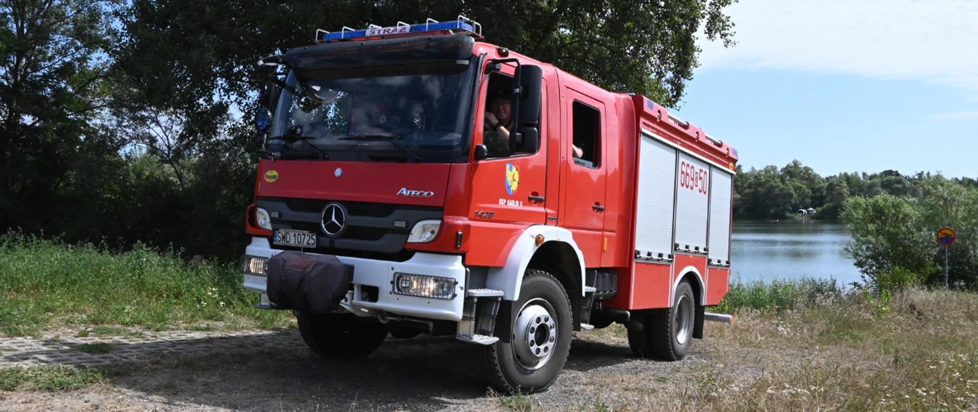 Na zdjęciu samochód ratowniczo-gaśniczy