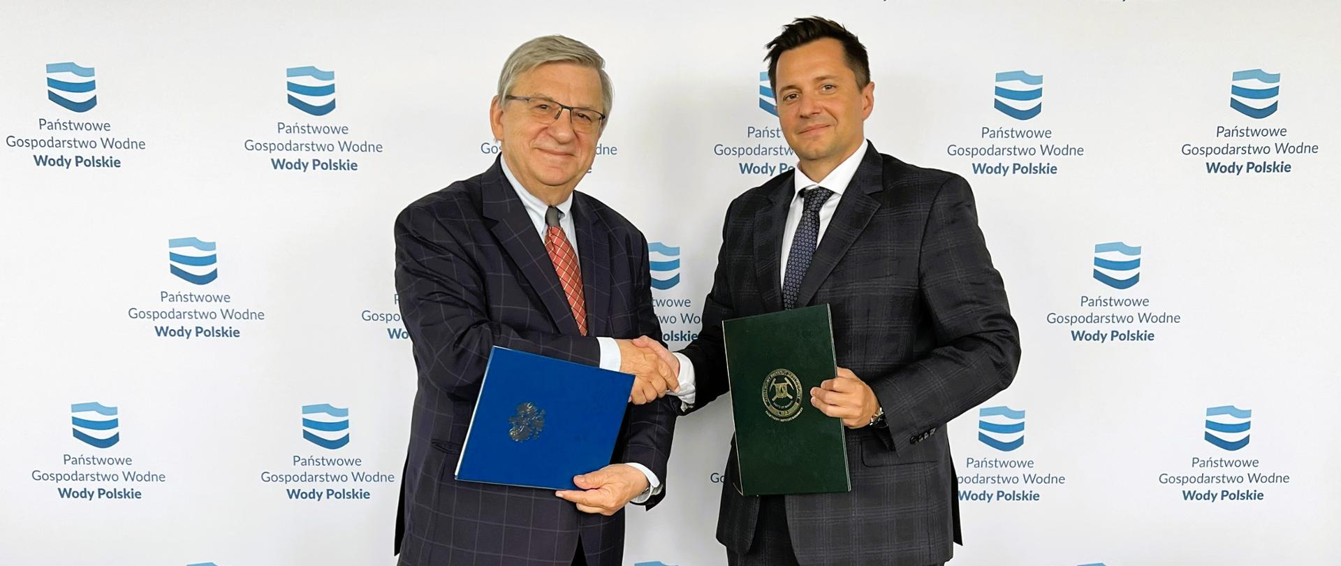 Prof. dr. hab. Krzysztof Szamałek, dyrektor Państwowego Instytutu Geologicznego - Państwowego Instytutu Badawczego oraz Mateusz Balcerowicz, prezes Państwowego Gospodarstwa Wodnego Wody Polskie podpisali porozumienie o współpracy obu instytucji