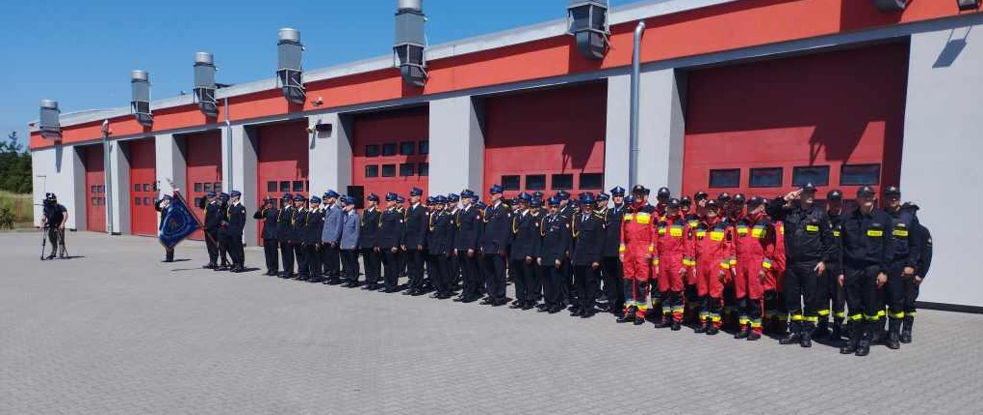 Uczestnicy uroczystości Obchodów dnia strażaka w KP PSP w Wejherowie