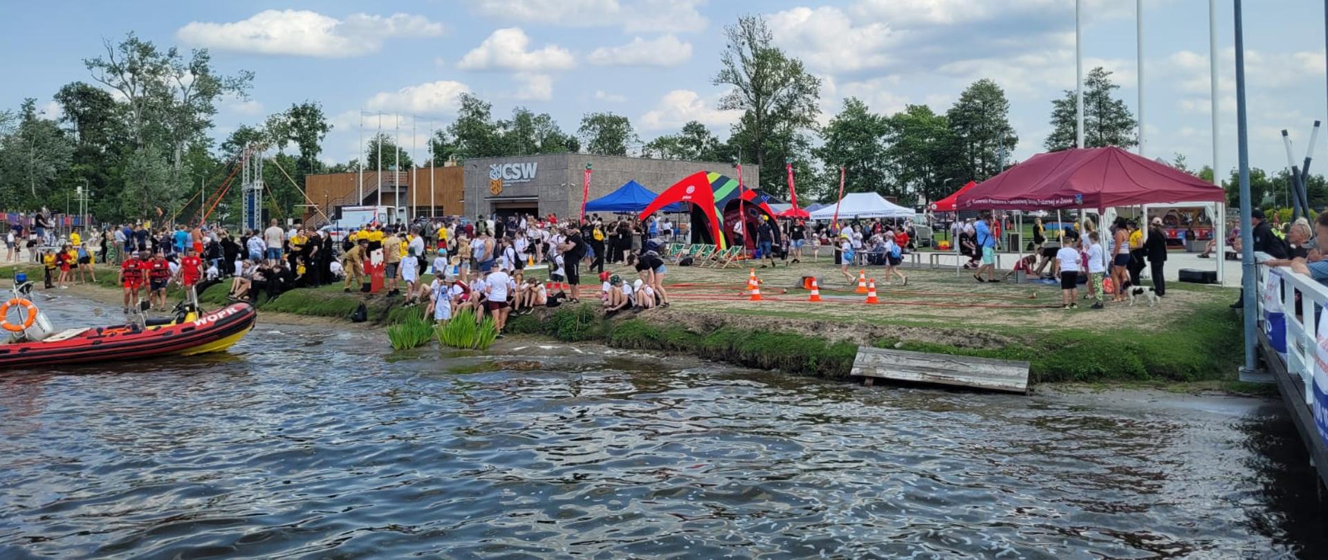plaża i uczestnicy akcji "bezpiecznie nad wodą"