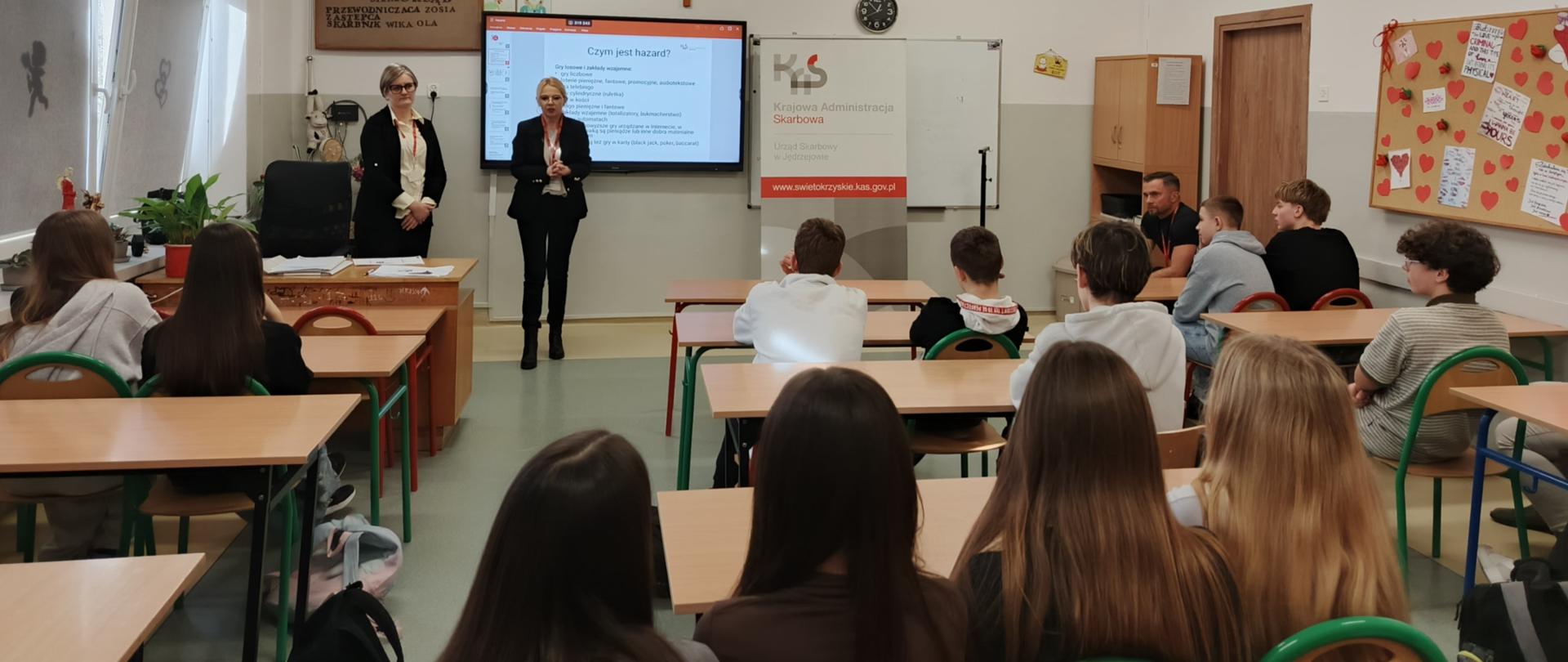 W sali grupa młodzieży słucha wykładu nt. hazardu