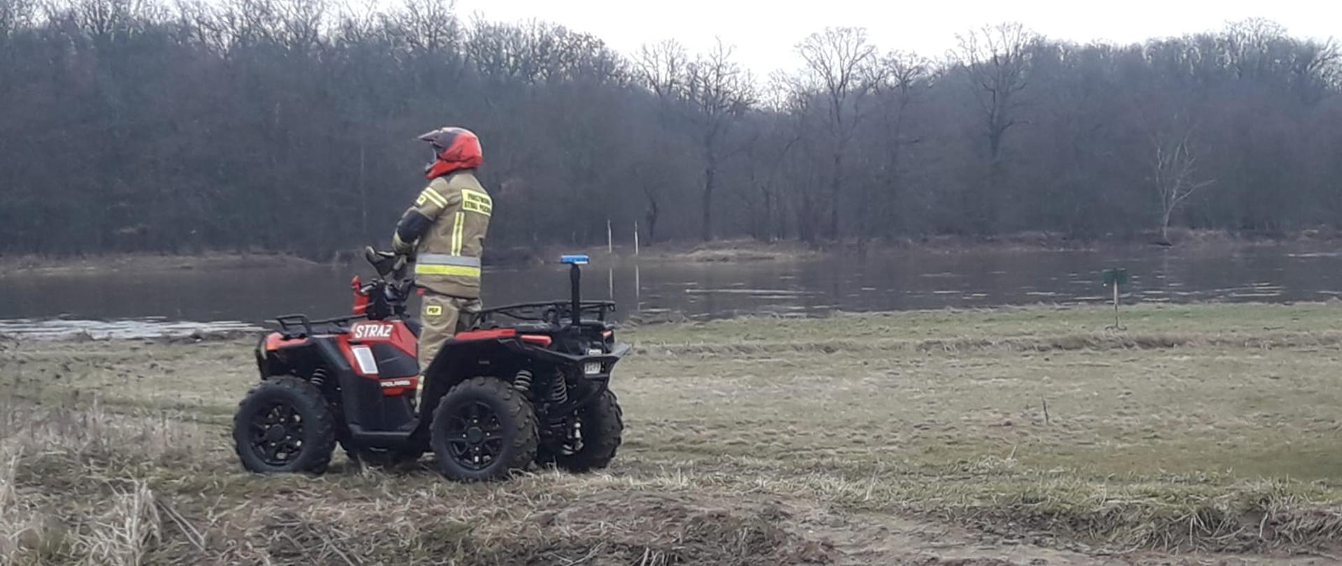 Strażacy kontrolują stan wałów przeciwpowodziowych
